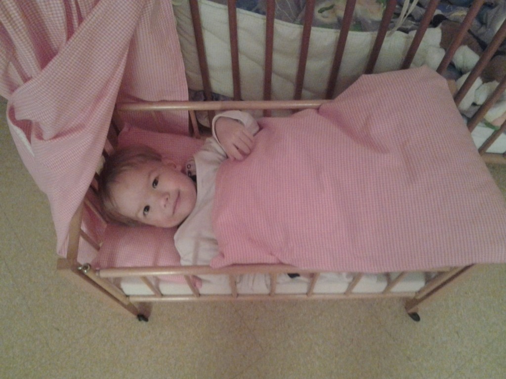 im kinderbett von lotti